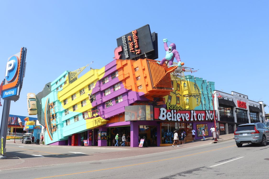 Curious roadside stops like this colorful roadside attraction in Niagara Falls, Canada.